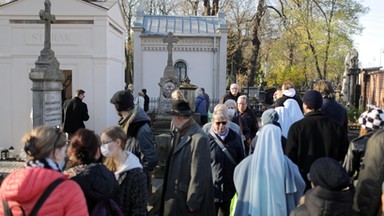 Trwa Wszystkich Świętych. Na cmentarzach nieliczni w maseczkach. Niedzielski: pamiętajmy, że mamy epidemię