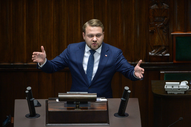 Minister-członek Rady Ministrów Jacek Ozdoba przemawia na sali obrad Sejmu w Warszawie