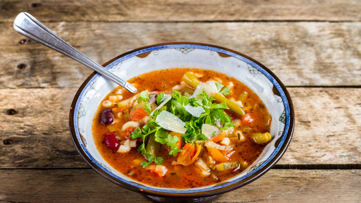 Przepis na włoską zupę minestrone - pokochasz to połączenie!