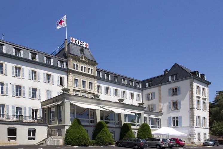 Mieści się tu również Międzynarodowy Komitet Czerwonego Krzyża. Jest to organizacja humanitarna, której głównym celem jest pomoc osobom poszkodowanym w wyniku konfliktów zbrojnych. Pod obecną nazwą funkcjonuje od 1880 r. MKCK otrzymał Pokojową Nagrodę Nobla trzykrotnie - w 1917, 1944 i 1963. Z działalności MKCK wywodzą się normy międzynarodowego prawa humanitarnego - w szczególności Konwencja Genewskia i Konwencja Haska).

Na zdjęciu: Siedziba Międzynarodowego Komitetu Czerwonego Krzyża w Genewie