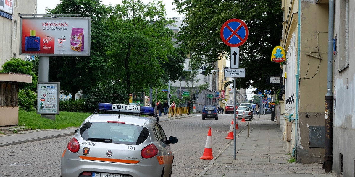 Strażnicy pilnują parkingu