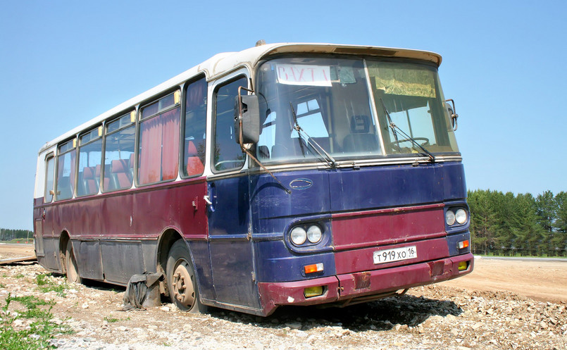 Stary kultowy Autosan HB9-20 porzucony przy drodze w Tatarstanie