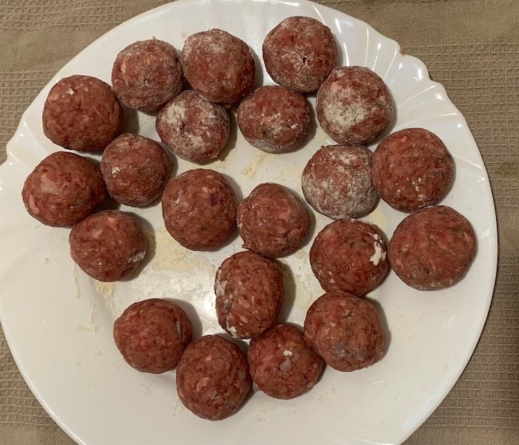 Postup receptu na špagety s mäsovými guľkami.