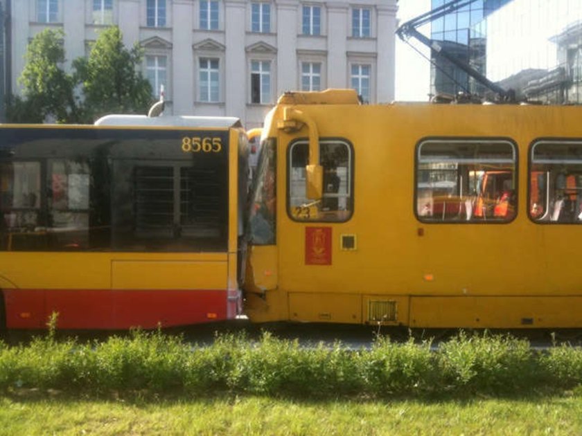 Autobus zderzył się z tramwajem. Wypadek w Warszawie