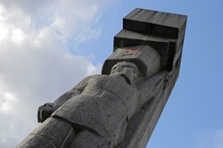 Spór PiS z władzami Olsztyna o pomnik z sowieckim żołnierzem. "Czy czuje się pan Polakiem?"