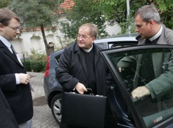 Ważny brytyjski eurodeputowany zaatakował ojca Rydzyka