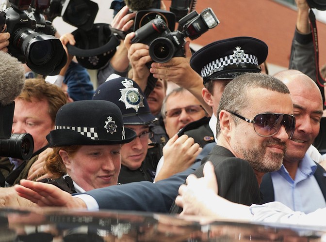 Piosenkarz George Michael opuszcza budynek sądu. Został przyłapany na tym, że prowadził auto pod wpływem marihuany