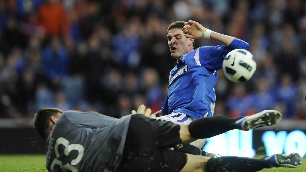 Ogromne kłopoty przeżywa Glasgow Rangers. W poniedziałek klub przeszedł pod kuratelę sądu, a we wtorek liga szkocka zdecydowała o odjęciu zespołowi dziesięciu punktów. To sprawia, że szanse Celtiku Glasgow na tytuł mistrzowski znacznie rosną.