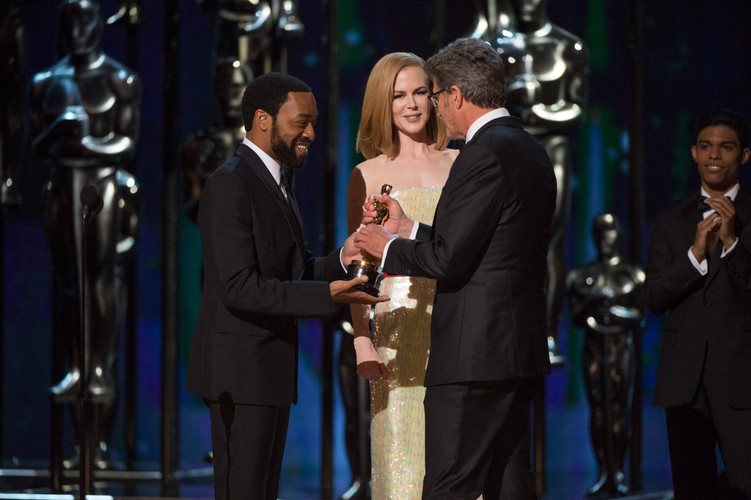 Paweł Pawlikowski odbiera z rąk Nicole Kidman Oscara za najlepszy film nieanglojęzyczny