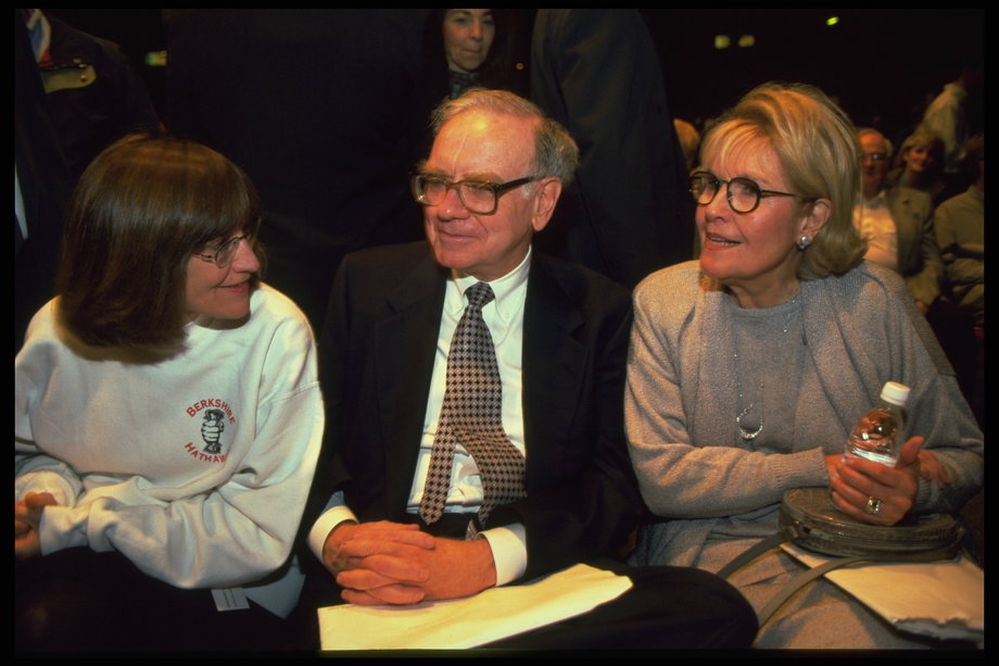 Warren Buffett na zdjęciu z 1997 r. z córką Susan (po lewej) i pierwszą żoną, Susan Thompson Buffett (po prawej), która zmarła w 2004 r.