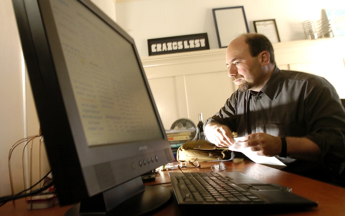 Craig Newmark, internetowy biznesmen, który nie chce osiągać gigantycznych zysków. Zarobione pieniądze łoży na budowę społeczeństwa obywatelskiego