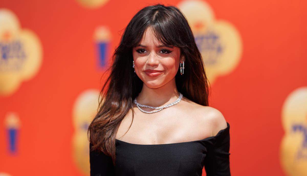 Kapaszkodj: Jenna Ortega rövidre vágatta a haját, és elképesztően áll neki