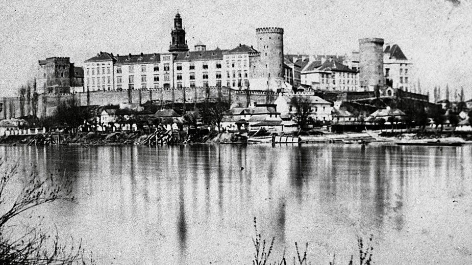 Podróż do miejsc z przeszłości. Miasta Polski na zdjęciach sprzed lat - Wawel w Krakowie z 1865 roku.