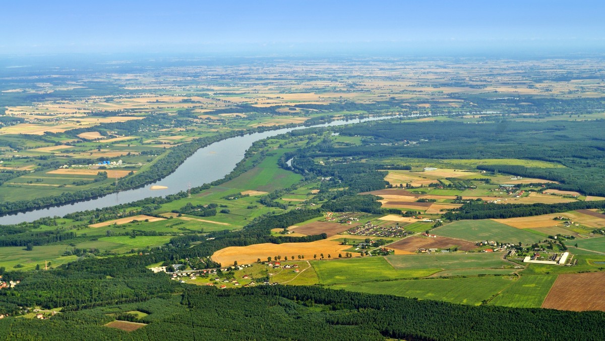 Strategiczny odcinek wału przeciwpowodziowego na Wiśle w Sandomierzu, który został przerwany podczas powodzi w 2010 r., zostanie przebudowany. W pobliskim Koćmierzowie ruszyły prace na odcinku od huty szkła do granicy z Podkarpaciem.