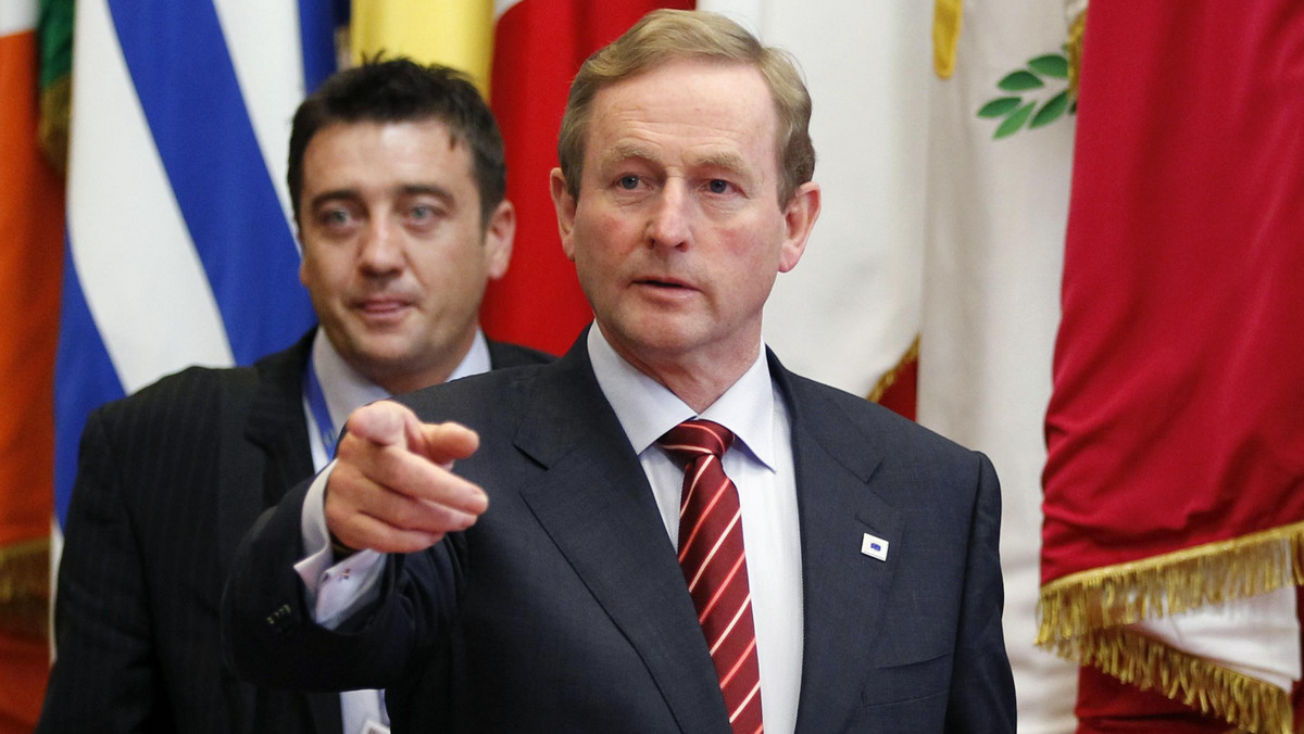 Rząd Irlandii oszczędza nawet na podróżach służbowych ministrów. Premier Enda Kenny zakwestionował plany podróży rządowym samolotem szefa resortu sprawiedliwości Alana Shattera. Chcąc nie chcąc musiał on wrócić z Gdańska do Dublina tanimi liniami Ryanair.