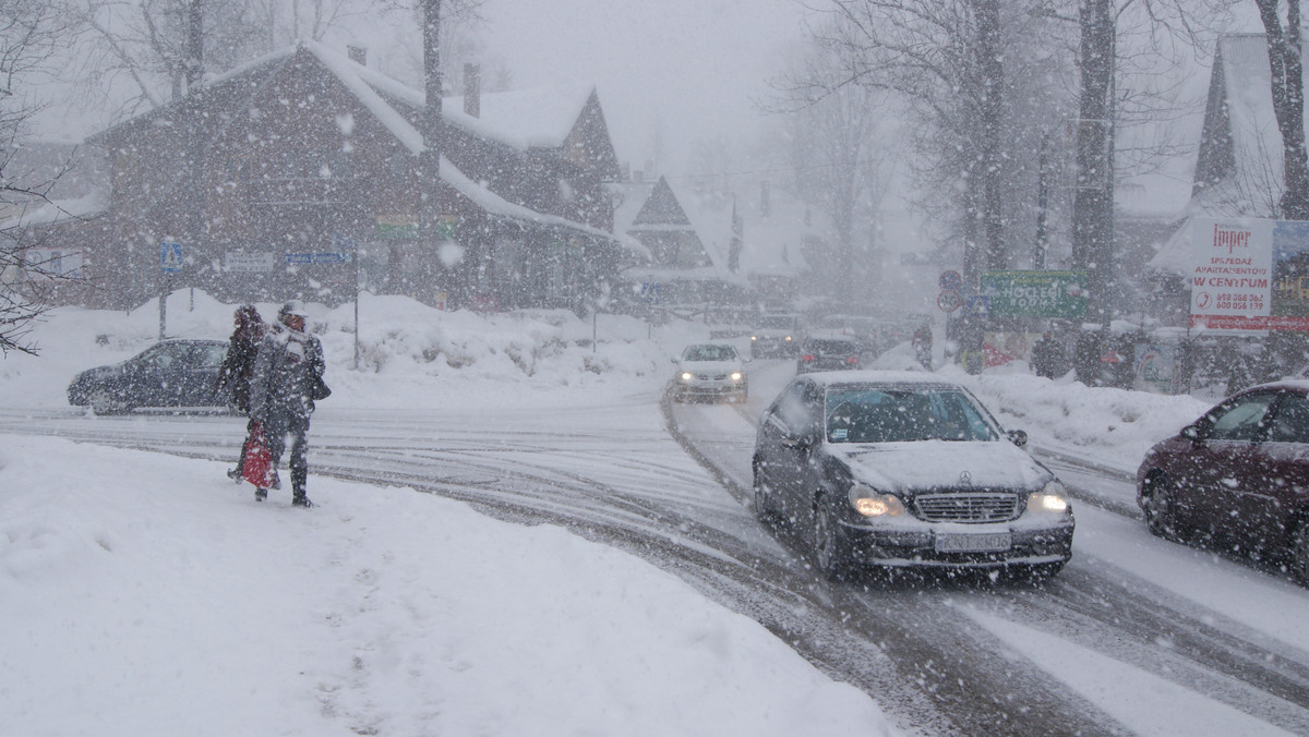 W Zakopanem doszło do gwałtownych opadów śniegu. Chodniki i ulice momentalnie pokryły się grubą warstwą białego puchu. Sypało tak intensywnie, że trudno było cokolwiek dostrzec. Synoptycy informują, że to takich zamieci może dojść jeszcze kilka razy.