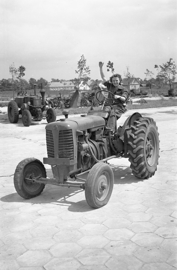 Akcja propagandowa „Kobiety na traktory, 1955 r.