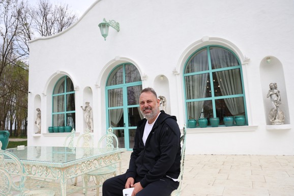 (VIDEO) "PRODAO SAM ZDRAVLJE ZA PARE" Posetili smo Branka Babića u Ratkovu posle udesa, KOPČE NA GLAVI I BOLOVI, tu su supruga i blizanci: "Želim šestoro dece"