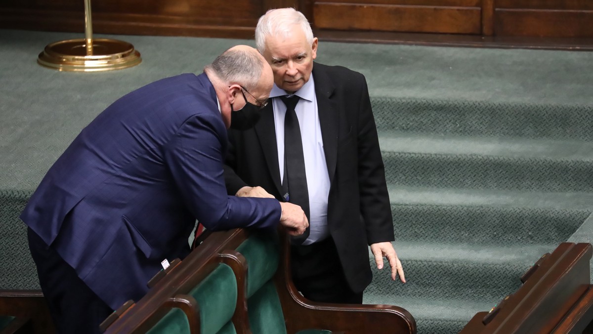 Prezes PiS Jarosław Kaczyński (P) i minister spraw zagranicznych Zbigniew Rau (L) 