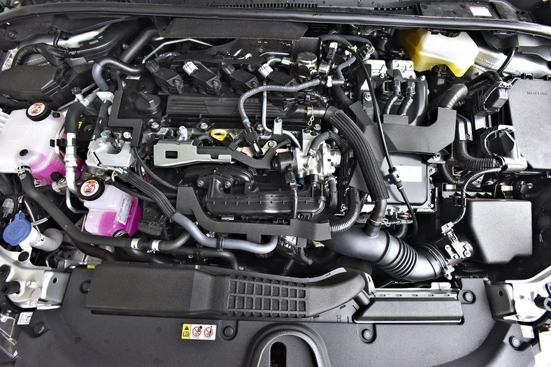 Toyota Corolla hatchback ma w ofercie aż dwie hybrydy: 1.8/122 KM i 2.0/184 KM oraz benzyniaka (3-cyl. turbo) 1.2/116 KM.