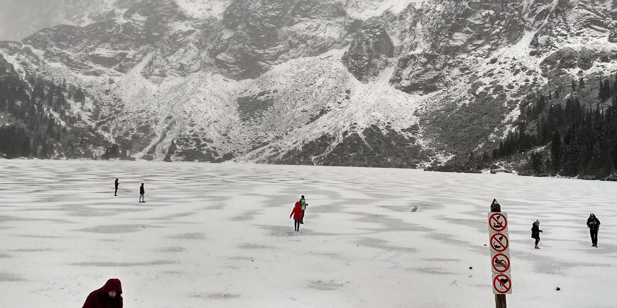 Pomimo zakazów turyści wchodzą na cienki lód pokrywający Morskie Oko