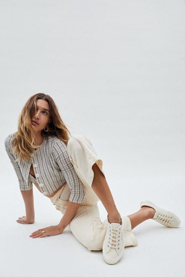 Hailey Bieber az ikonikus fehér sportcipő márka, a Superga 2021-es kampányában