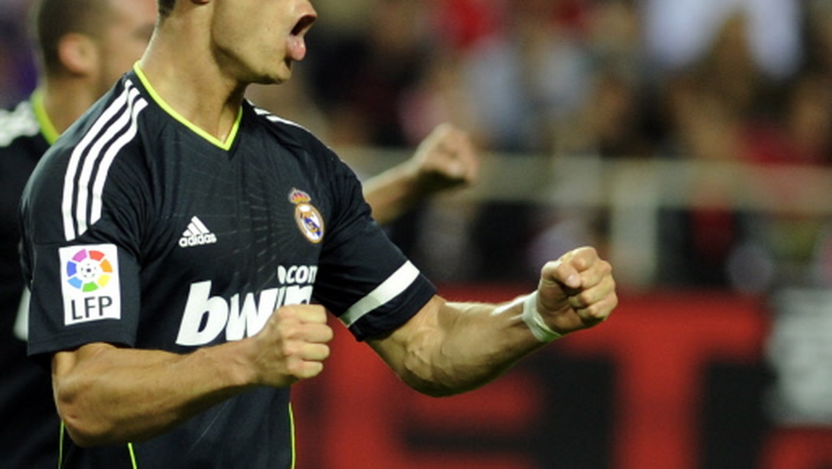 Real Madryt rozgromił na wyjeździe Sevillę FC 6:2 (3:0) w szlagierowo zapowiadającym się spotkaniu 35. kolejki hiszpańskiej Primera Division. Cztery bramki w tym meczu strzelił Cristiano Ronaldo.