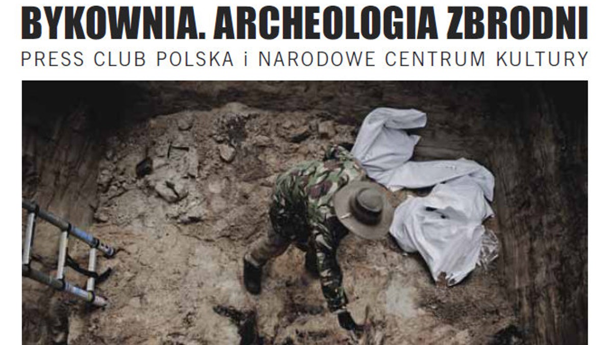 Fotografie Maksymiliana Rigamontiego powstałe w maju 2011 r., podczas prac ekshumacyjnych w podkijowskiej Bykowni na Ukrainie składają się na plenerową wystawę "Bykownia. Archeologia zbrodni". Wystawę otwarto w poniedziałek.