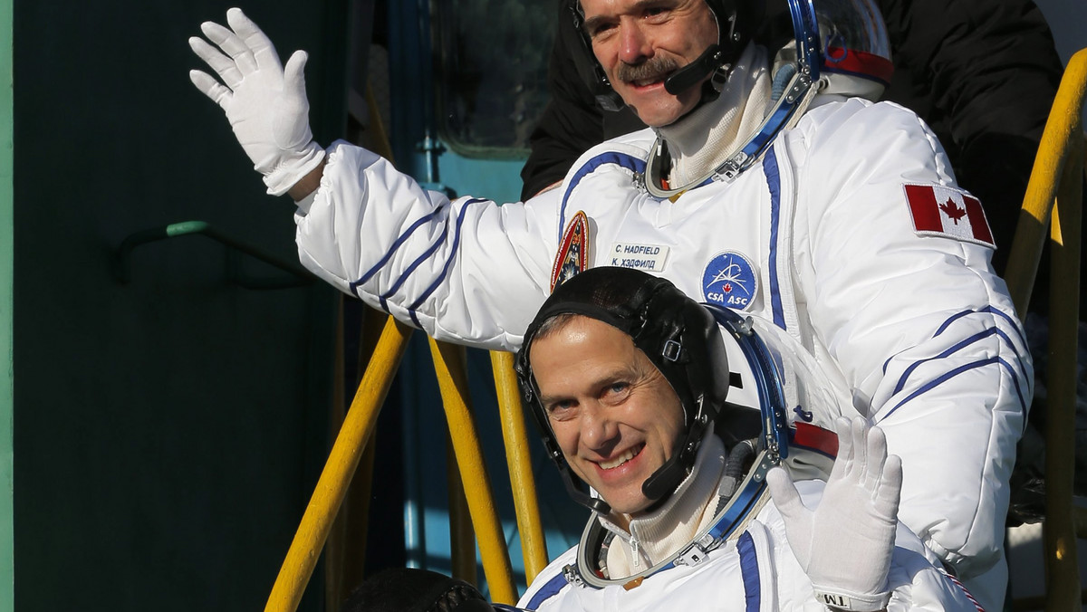 Rosyjski statek Sojuz TMA-7M z trzema astronautami na pokładzie zacumował do Międzynarodowej Stacji Kosmicznej (ISS) w ramach kolejnej misji wymiany jej załogi.
