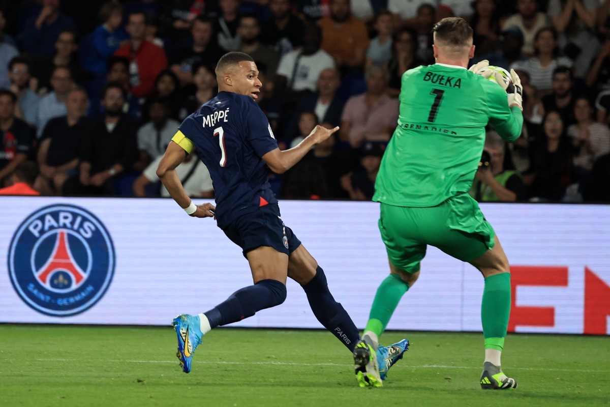Kylian Mbappe i Marcin Bułka