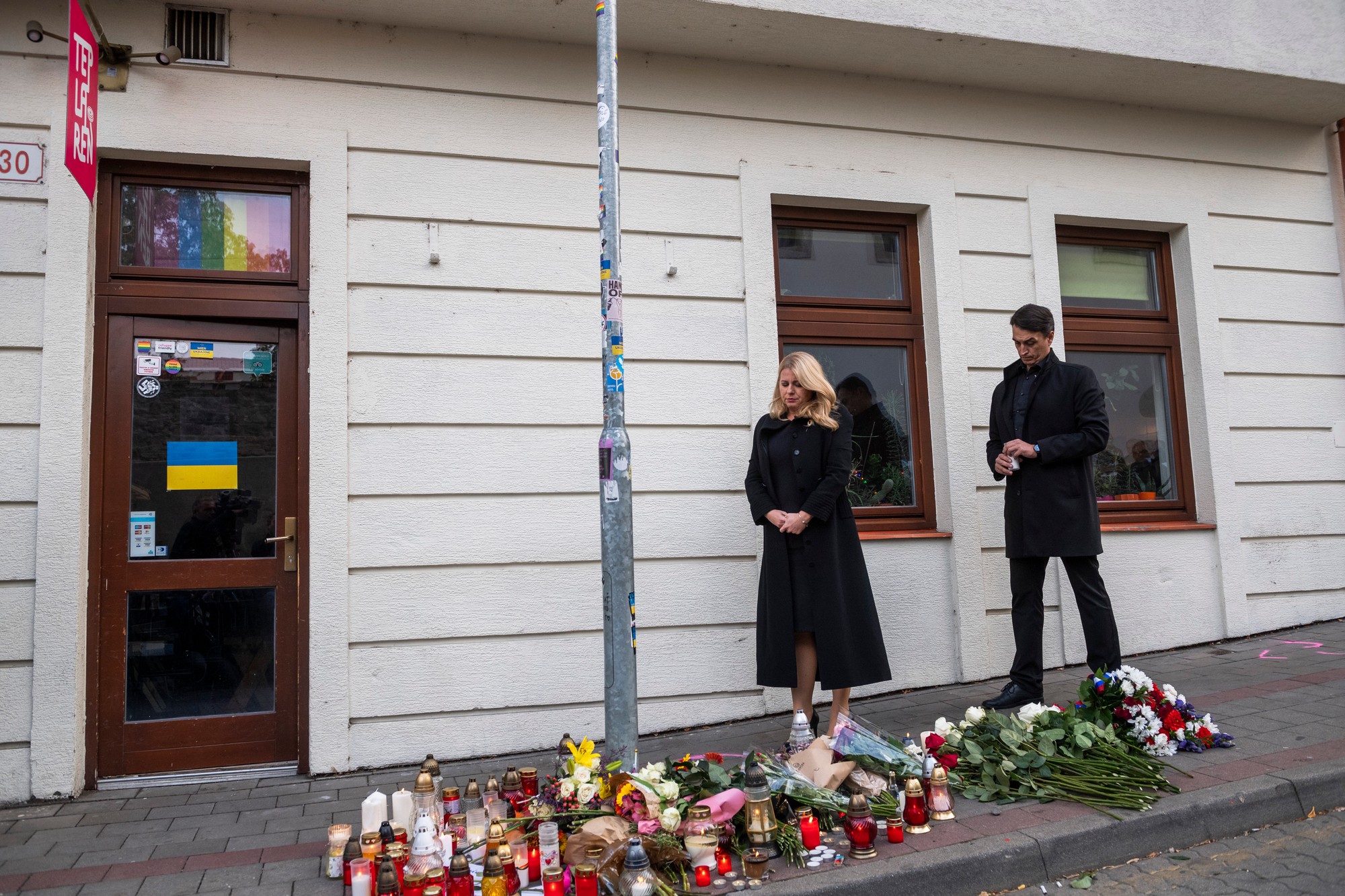 Zuzana Čaputová prišla položiť kyticu a zapáliť sviečku na miesto činu po streľbe na Zámockej ulici v Bratislave 13. októbra 2022.