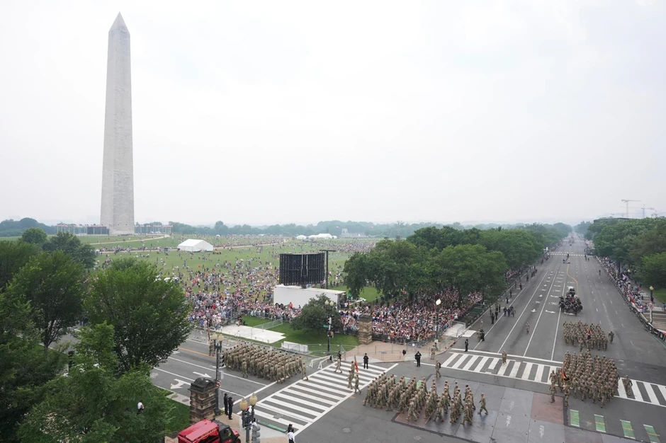 Vojnici marširaju na paradi