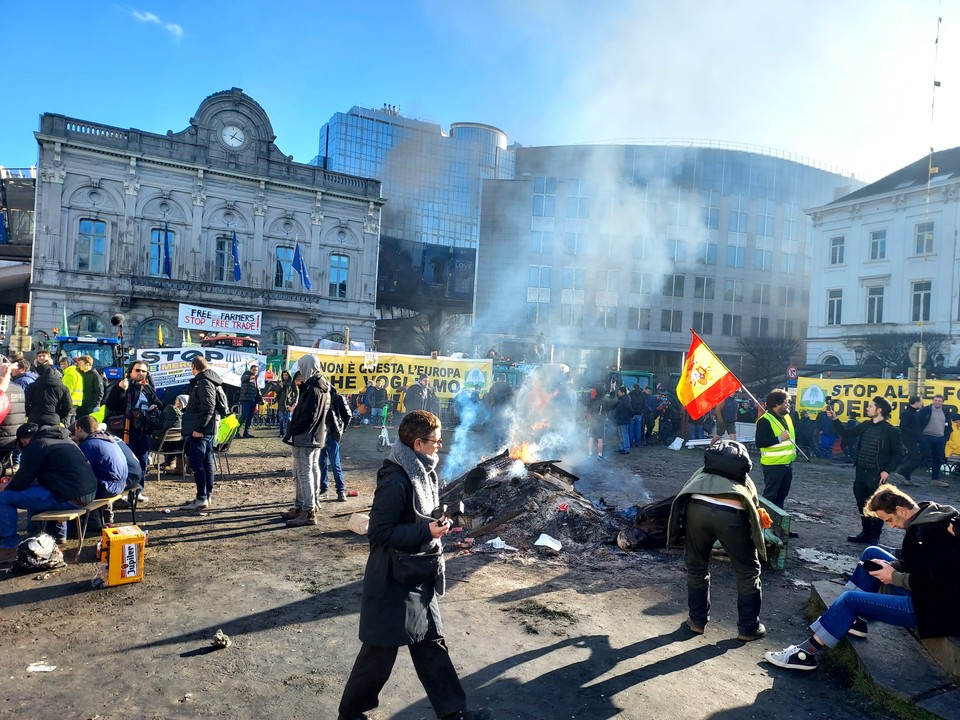 Plac Luksemburski w Brukseli. Byli tam obecni między innymi rolnicy z Hiszpanii