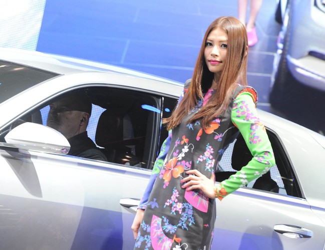 Salon samochodowy w Tokio - dziewczyny