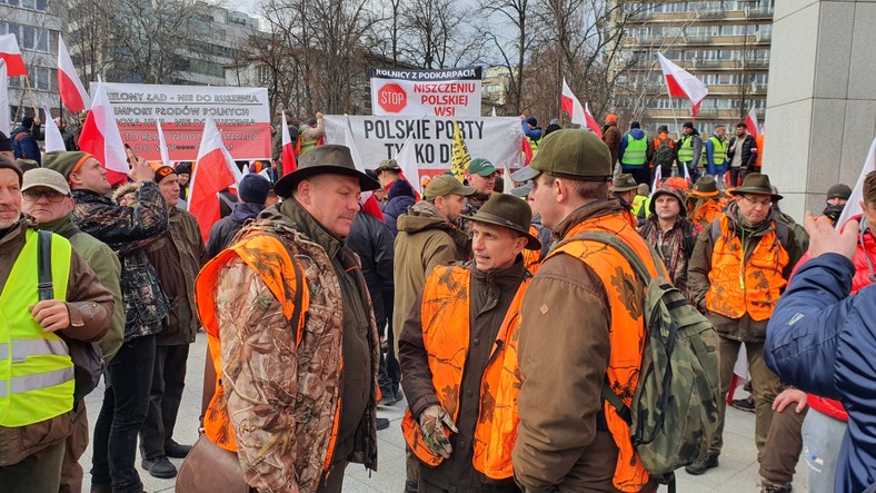 Myśliwi na proteście przed Sejmem 6 marca