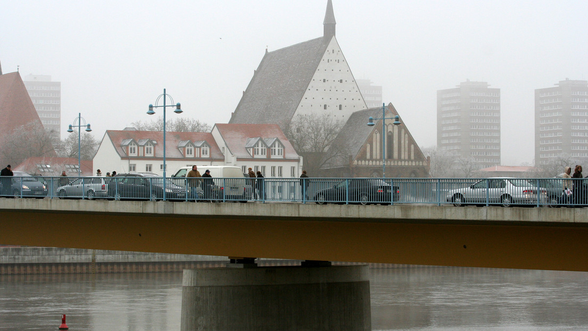 Podczas miejskiego święta Hanzy od piątku do niedzieli (12-14 lipca br.) zostanie wyłączony z ruchu samochodowego most graniczny łączący Słubice (Lubuskie) z Frankfurtem nad Odrą w Niemczech – poinformowała rzeczniczka Urzędu Miejskiego w Słubicach Beata Bielecka.