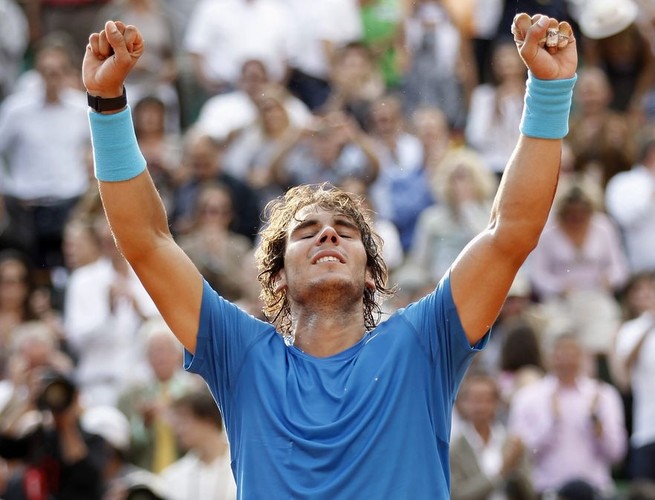 Gest radości Rafaela Nadala po pokonaniu Rogera Federera w finale French Open; czerwiec 2011