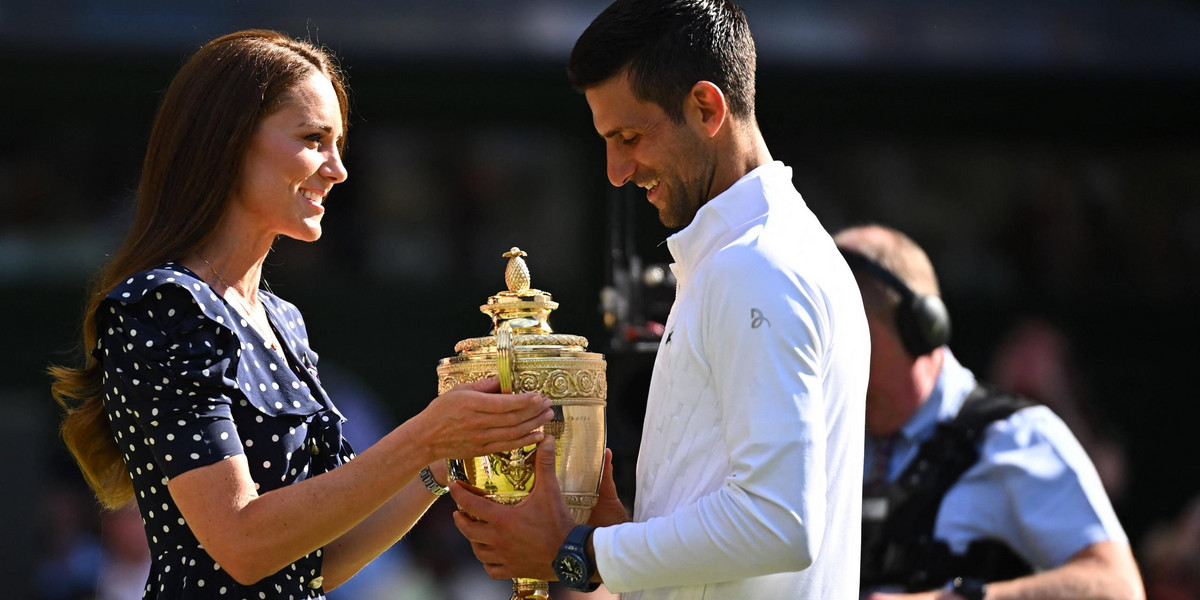 Księżna Cambridge wręcza trofeum Novakowi Djokovicowi po finale mężczyzn Mistrzostw Wimbledonu 2022 w AELTC w Londynie. 