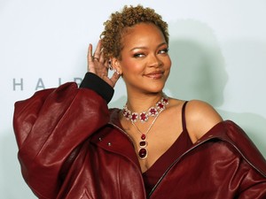 Rihanna meztelenkabátja a legzavarbaejtőbb dolog, amit valaha láttunk