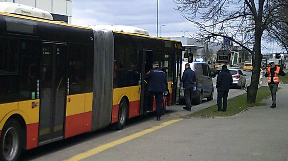 Strażnicy miejscy i załoga pogotowia uratowali życie pasażera autobusu