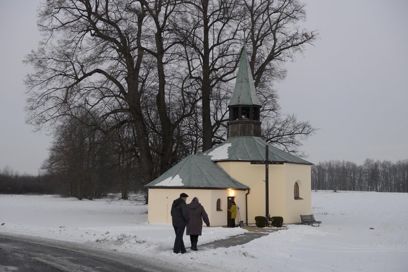 Ksiądz każe przynosić do kościóla podpisane koperty z datkami. W zamian instruuje jak pokropić dom wodą święconą