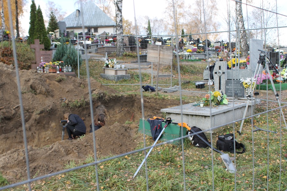 Na kcmentarzu na Piaskach rozpoczęły się badania