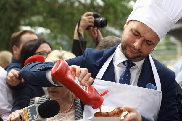 Wiceminister sprawiedliwości, kandydat PiS na prezydenta Warszawy Patryk Jaki podczas grilla z warszawiakami na Plaży przy Moście Poniatowskiego w Warszawie.