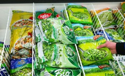 Badania: Na paczkach mrożonek mogą być koronawirusy, ale ryzyko minimalne