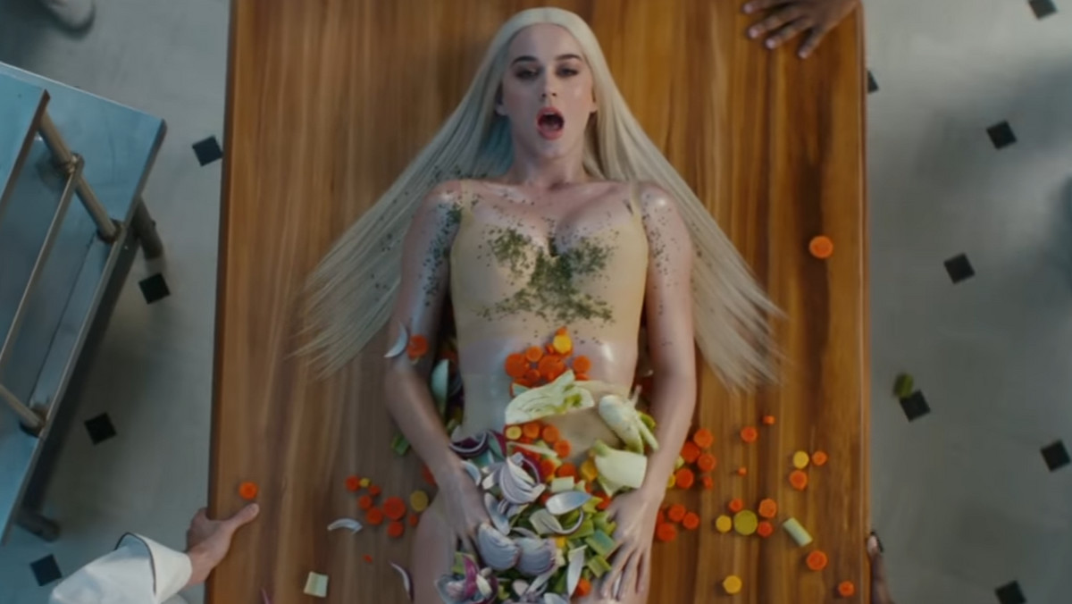 Katy Perry w teledysku do "Bon Appétit"