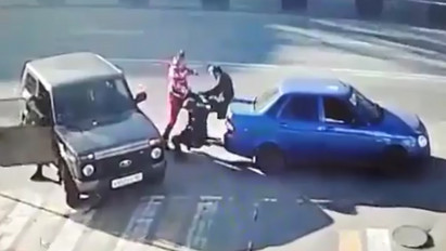 Ilyen nincs: egy ütéssel két férfit küldött padlóra a felháborodott sofőr