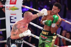 Cieślak obronił pas mistrza Europy. Narożnik McCarthy'ego rzucił ręcznik na deski