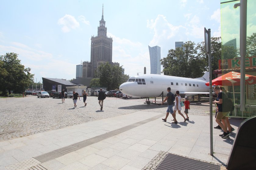 Samolot stanął przed Pałacem Kultury i Nauki