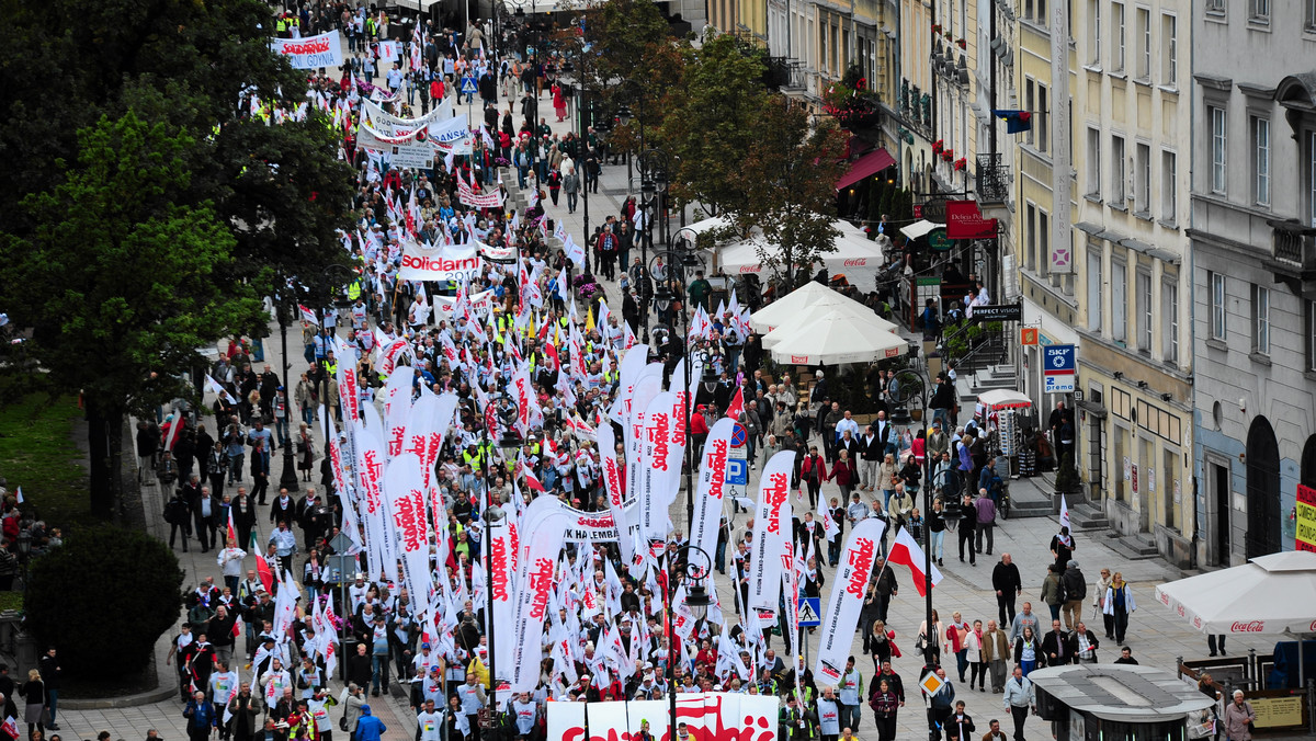 NSZZ "Solidarność" rozpoczął zbieranie podpisów pod obywatelskim wnioskiem o samorozwiązanie Sejmu. Wzywamy Sejm do podjęcia uchwały o skróceniu obecnej kadencji - oświadczyła Solidarność. OPZZ już zapowiedziało, że nie poprze tej inicjatywy.