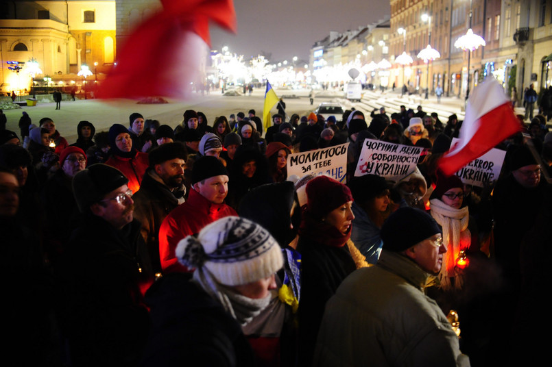 Wśród manifestujących było wielu młodych ludzi z żółto-niebieskimi flagami Ukrainy, biało-czerwonymi flagami Polski oraz flagami Unii Europejskiej